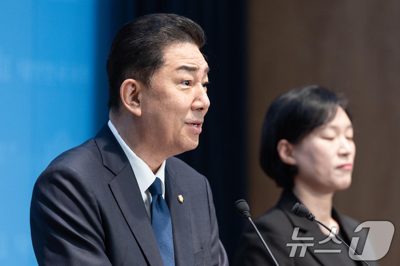 본문 이미지 - 김병기 더불어민주당 의원이 19일 서울 여의도 국회 소통관에서 당 윤리심판원의 제명 결정에 대한 입장을 밝히는 기자회견을 하고 있다. 2026.1.19/뉴스1 ⓒ News1 이승배 기자