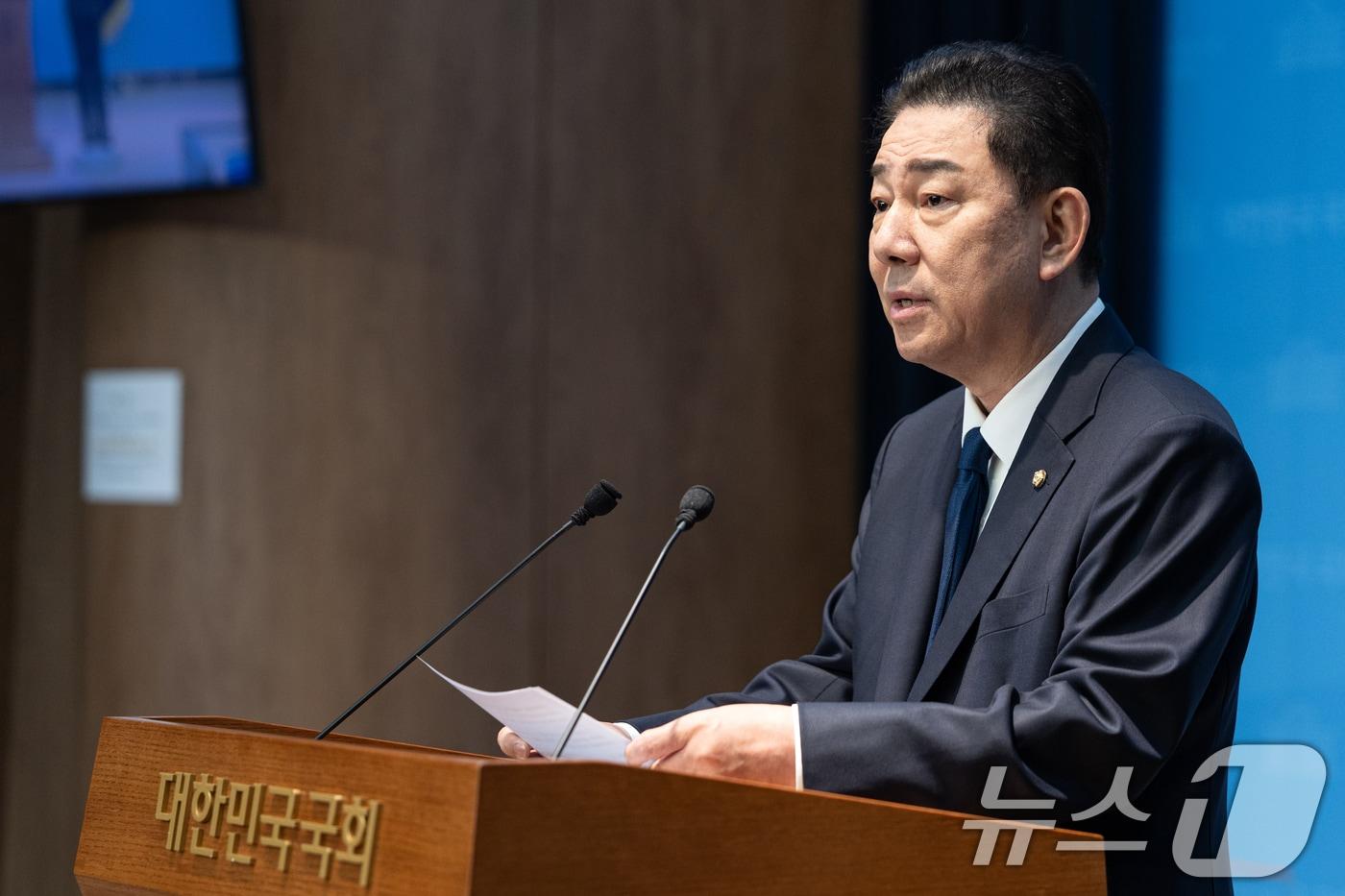 본문 이미지 - 김병기 더불어민주당 의원이 19일 서울 여의도 국회 소통관에서 당 윤리심판원의 제명 결정에 대한 입장을 밝히는 기자회견을 하고 있다. 2026.1.19/뉴스1 ⓒ News1 이승배 기자