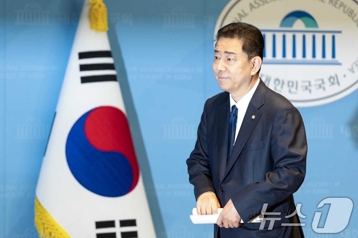 본문 이미지 - 김병기 더불어민주당 의원이 지난달 19일 서울 여의도 국회 소통관에서 당 윤리심판원의 제명 결정에 대한 입장을 밝히는 기자회견을 마치고 발걸음을 옮기고 있다. 2026.1.19/뉴스1 ⓒ News1 이승배 기자