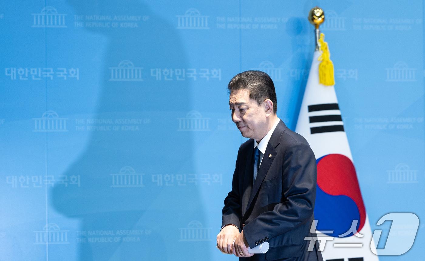 본문 이미지 - 김병기 더불어민주당 의원이 19일 서울 여의도 국회 소통관에서 당 윤리심판원의 제명 결정에 대한 입장을 밝히는 기자회견을 마치고 발걸음을 옮기고 있다. 2026.1.19/뉴스1 ⓒ News1 이승배 기자