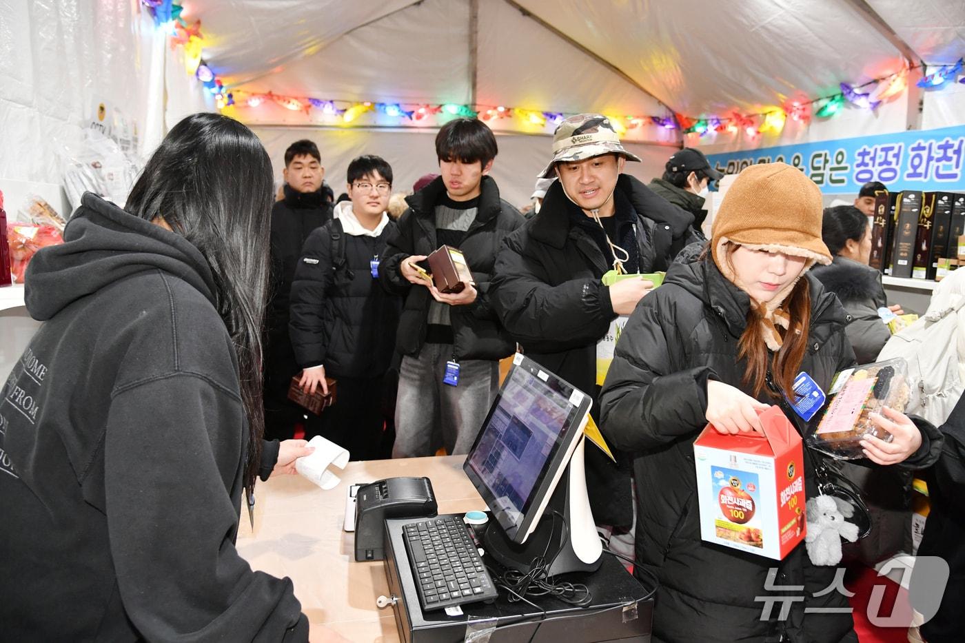 본문 이미지 - 지난 17일 화천산천어축제장을 찾은 관광객들로 인해 축제장 내 농특산물 판매장이 붐비고 있다.(화천군 제공, 재판매 및 DB금지)