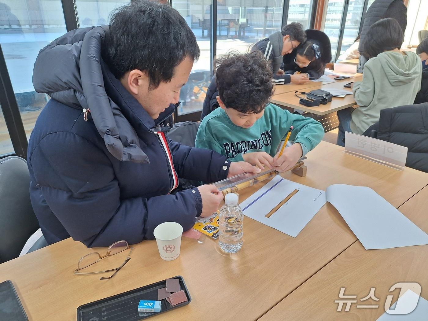 본문 이미지 - 국악기 제작 아카데미 자료사진 (제공 국립국악원)