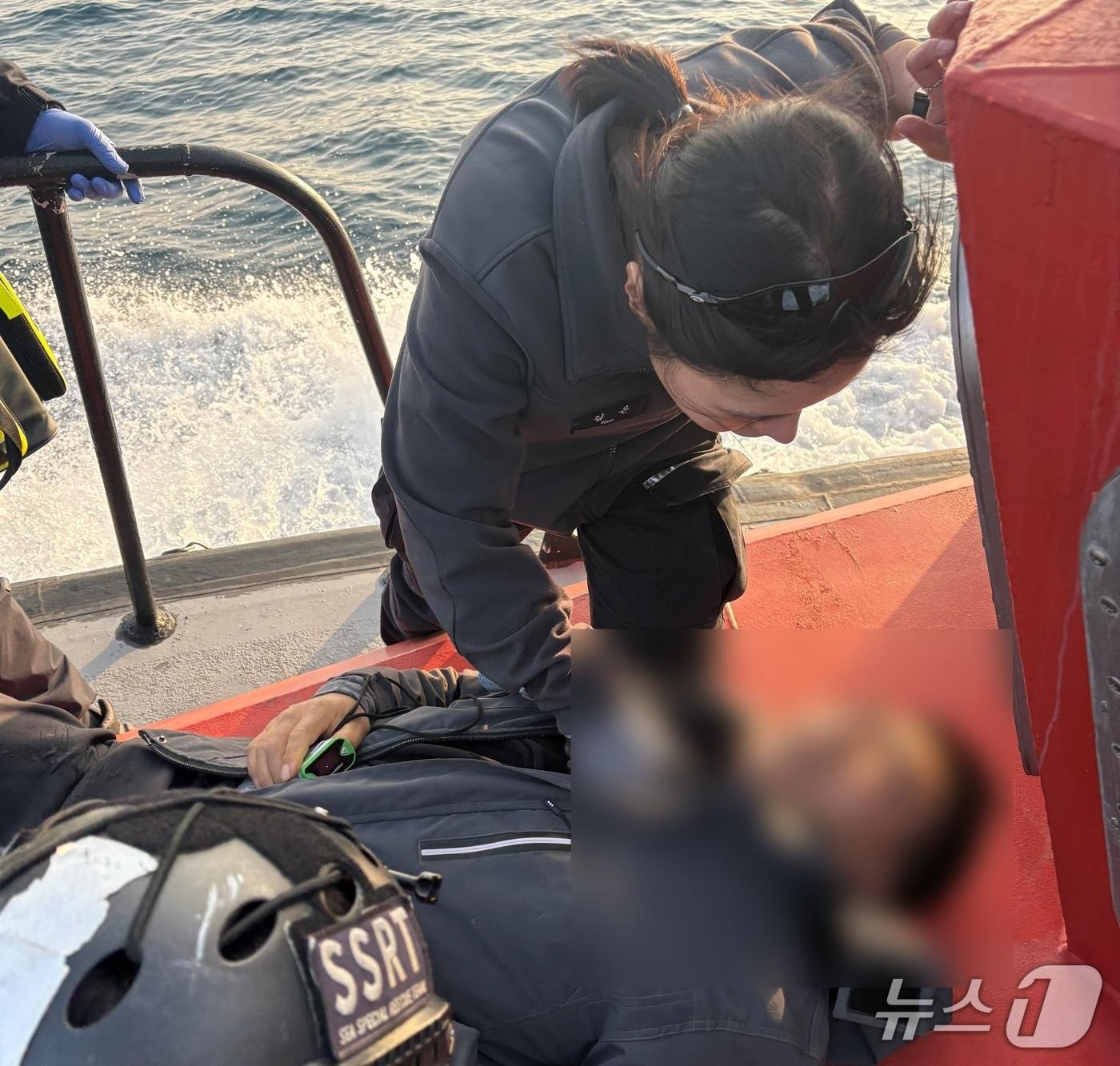 본문 이미지 - 지난 17일 오후 4시15분쯤 서귀포시 외돌개 인근 갯바위에서 구조되고 있는 60대 낚시객.(서귀포해양경찰서 제공. 재판매 및 DB 금지)