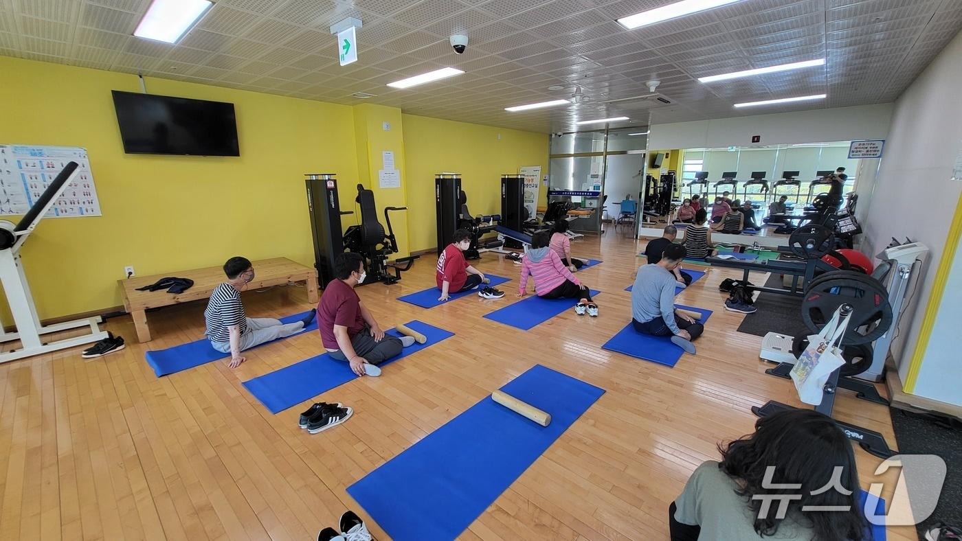 본문 이미지 - 사천시의 통합돌봄 프로그램 재활운동체조 장면(사천시 제공. 재판매 및 DB금지).