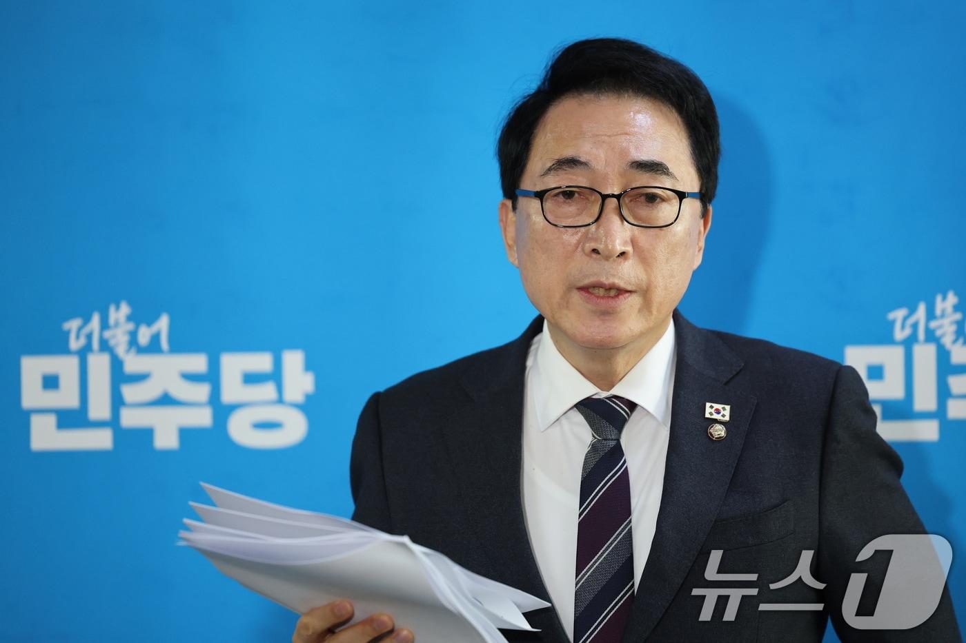 본문 이미지 - 박수현 더불어민주당 수석대변인이 19일 서울 여의도 국회에서 당무위원회 결과에 대해 설명하고 있다. 2026.1.19/뉴스1 ⓒ News1 이승배 기자