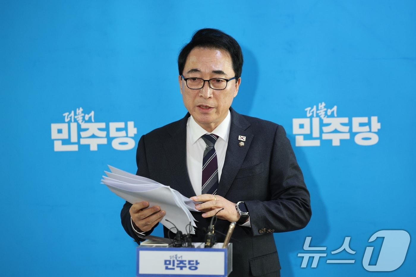 본문 이미지 - 박수현 더불어민주당 수석대변인이 19일 서울 여의도 국회에서 당무위원회 결과에 대해 설명하고 있다. 2026.1.19/뉴스1 ⓒ News1 이승배 기자