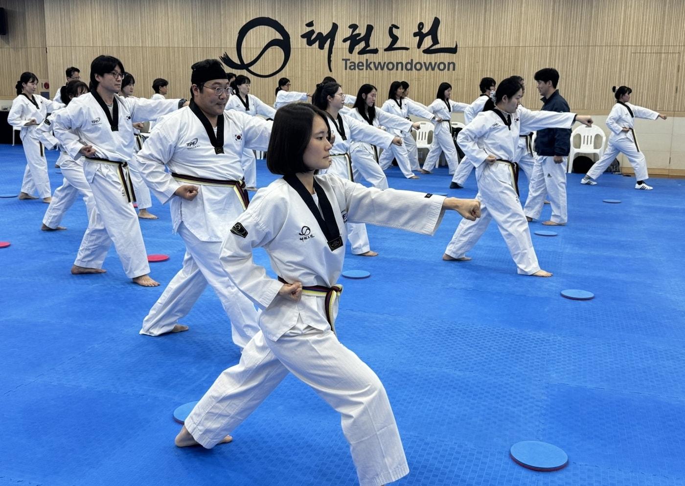 본문 이미지 - 태권도진흥재단이 방학 기간을 이용해 선생님들에게 태권도 직무연수를 운영하고 있다. (태권도진흥재단 제공)