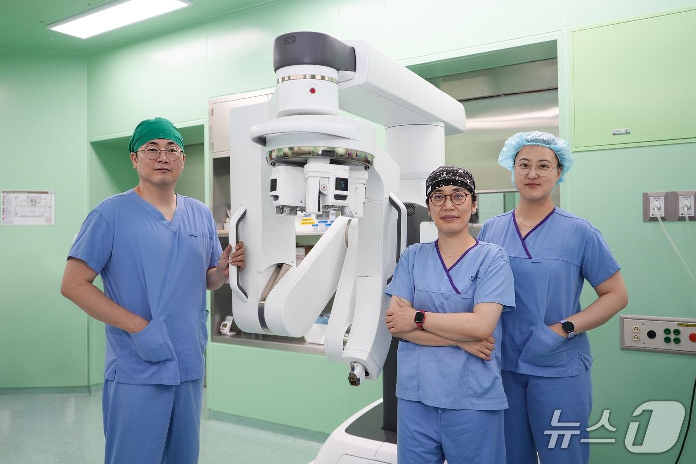 본문 이미지 - 최근 로봇수술 700례를 달성한 해운대백병원 간이식·간담췌외과 교수팀.(해운대백병원 제공. 재판매 및 DB 금지)