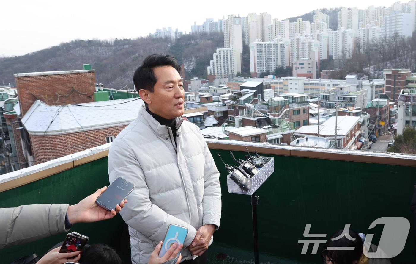 본문 이미지 - 오세훈 서울시장이 19일 서울 관악구 신림7구역에서 재개발 사업대상지 현장 점검을 하고 있다. 2026.1.19/뉴스1 ⓒ News1 김명섭 기자