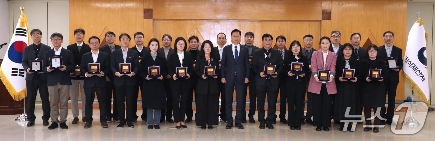 본문 이미지 - 김용선 지식재산처장(앞줄 왼쪽 7번째)이 지식재산처에 장기로 재직한 특허 심사관들과 기념촬영을 하고 있다.(지식재산처 제공.재판매 및 DB금지)/뉴스1