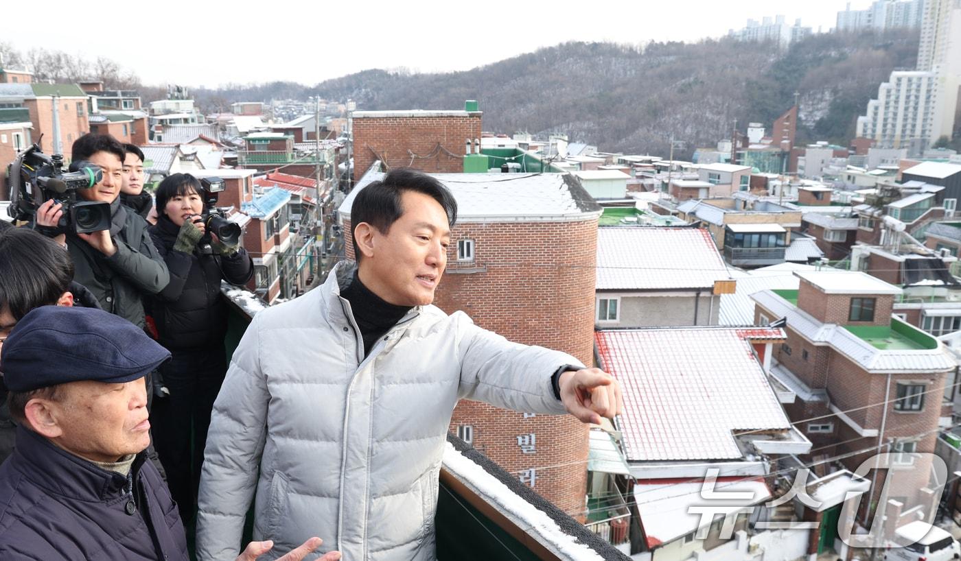 본문 이미지 - 오세훈 서울시장이 19일 서울 관악구 신림7구역에서 재개발 사업대상지 현장 점검을 하고 있다. 2026.1.19/뉴스1 ⓒ News1 김명섭 기자