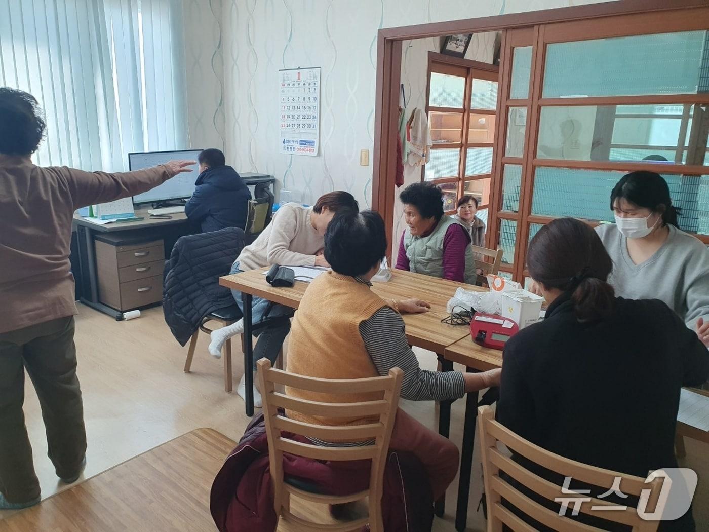 본문 이미지 - 충북 증평군보건소 건강백세 프로그램 운영 모습.(증평군 제공, 재판매 및 DB금지)/뉴스1