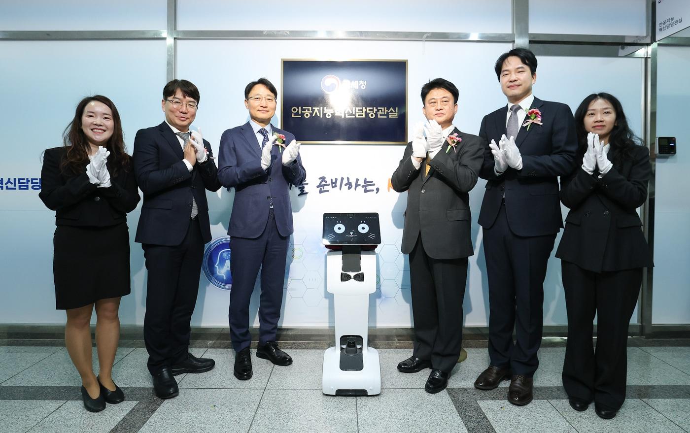 본문 이미지 - 국세청은 19일 AI혁신담당관을 신설하고 임광현 국세청장(왼쪽 세번째)이 참석한 가운데 현판식을 개최했다고 밝혔다.(국세청 제공)