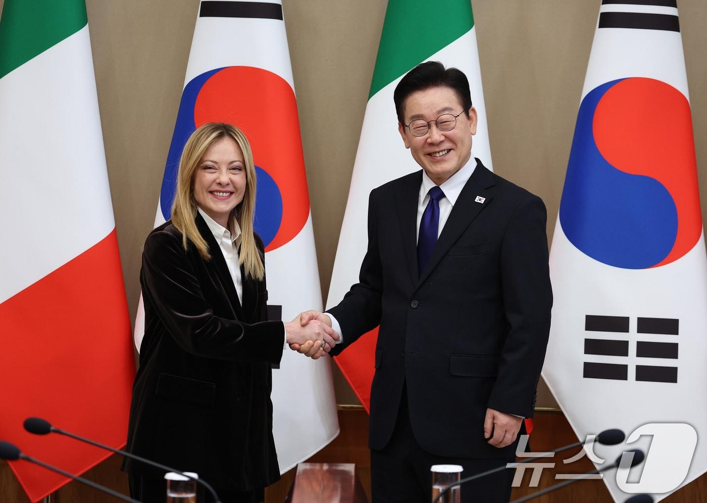 본문 이미지 - 이재명 대통령과 조르자 멜로니 이탈리아 총리가 19일 청와대에서 열린 확대회담에 앞서 악수하고 있다. 2026.1.19/뉴스1 ⓒ News1 이재명 기자