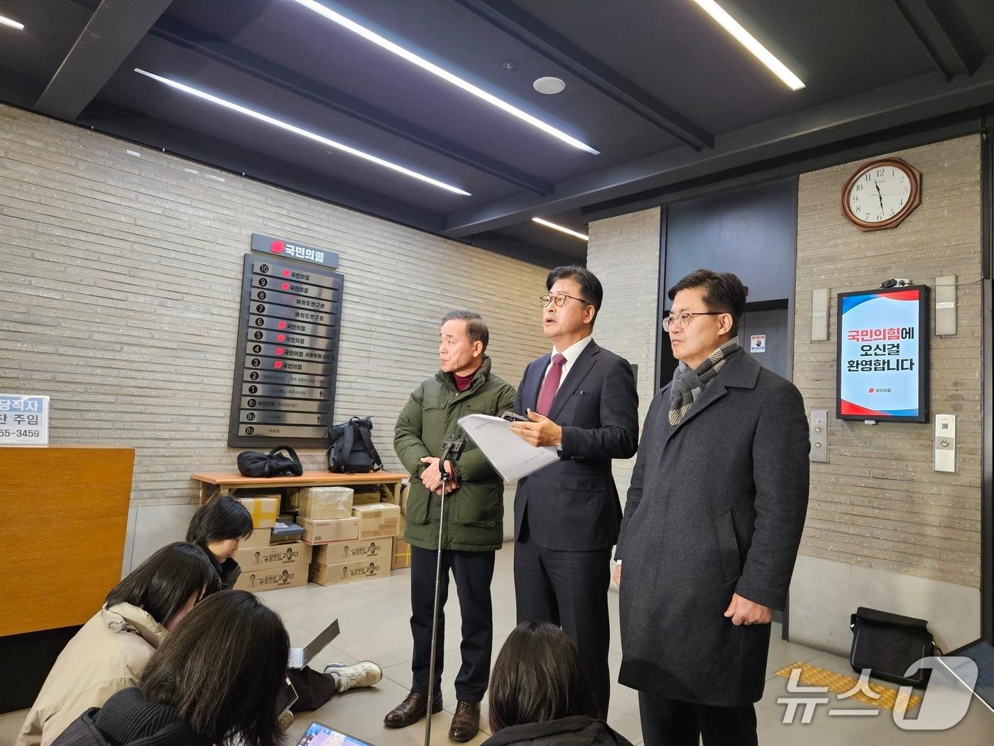 본문 이미지 - 김종혁 국민의힘 전 최고위원이 19일 오전 서울 여의도 국민의힘 중앙당사에서 열린 윤리위원회에 출석한 뒤 기자들과 만나고 있다. 2026.1.19/뉴스1 ⓒ News1 박기현 기자