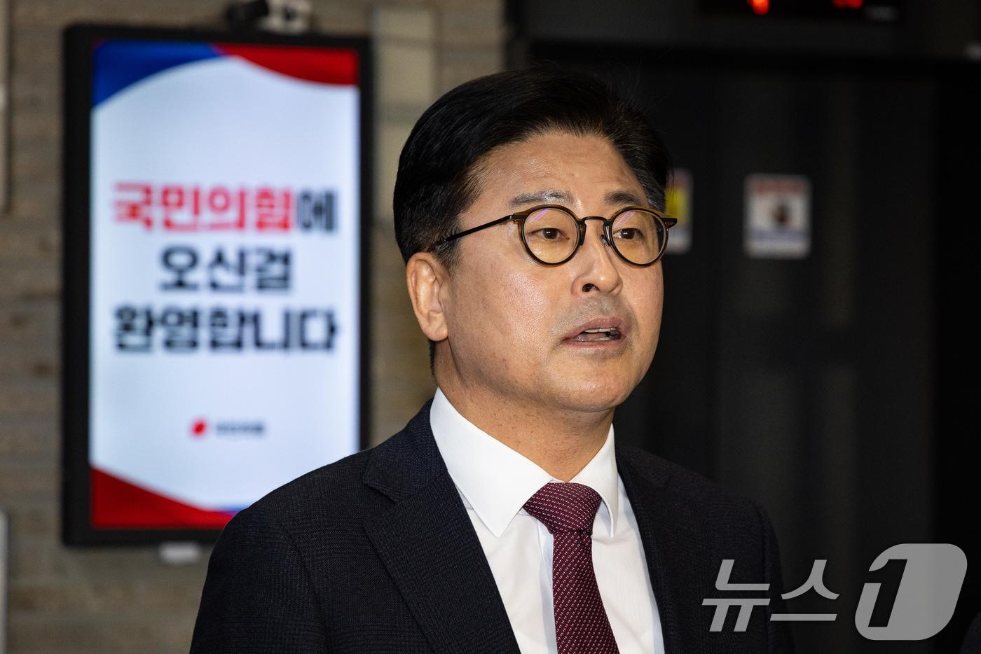 본문 이미지 - 김종혁 전 국민의힘 최고위원이 19일 서울 여의도 중앙당사에서 열린 윤리위원회에 출석한 후 나와 취재진 질문에 답하고 있다. 2026.1.19/뉴스1 ⓒ News1 유승관 기자