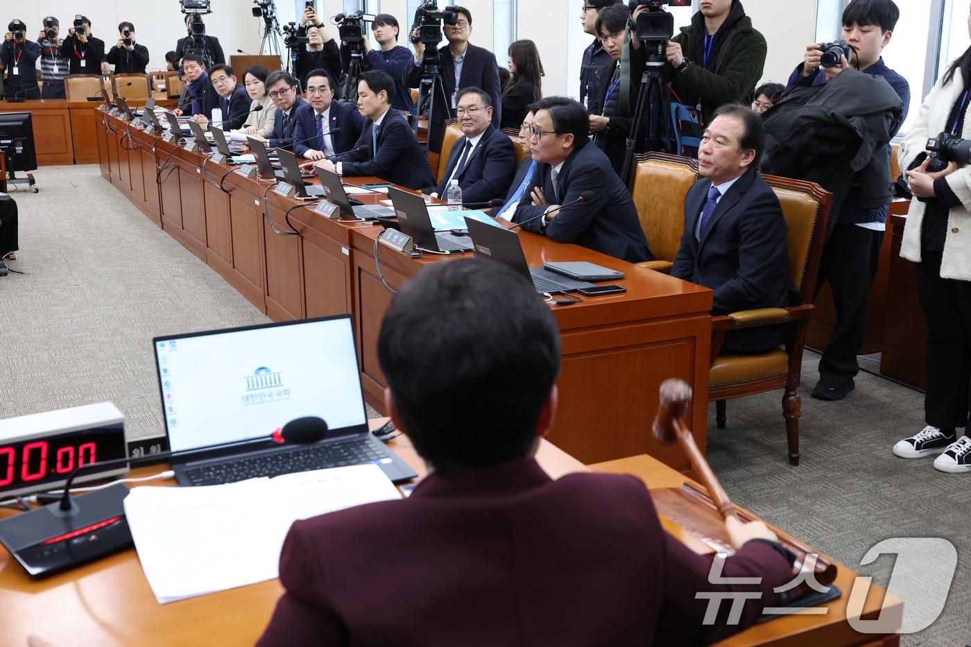 본문 이미지 - 임이자 위원장이 19일 서울 여의도 국회에서 열린 재정경제기획위원회에서 정회를 선포하고 있다. ⓒ News1 신웅수 기자