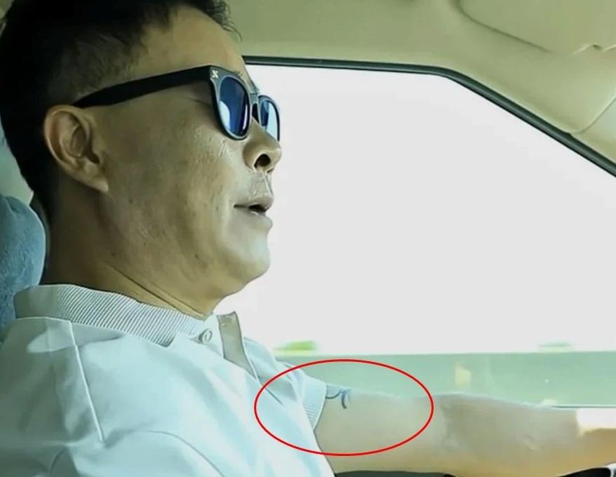 본문 이미지 - 이레즈미 문신을 한 것으로 추정되는 사진. 출처=온라인 커뮤니티