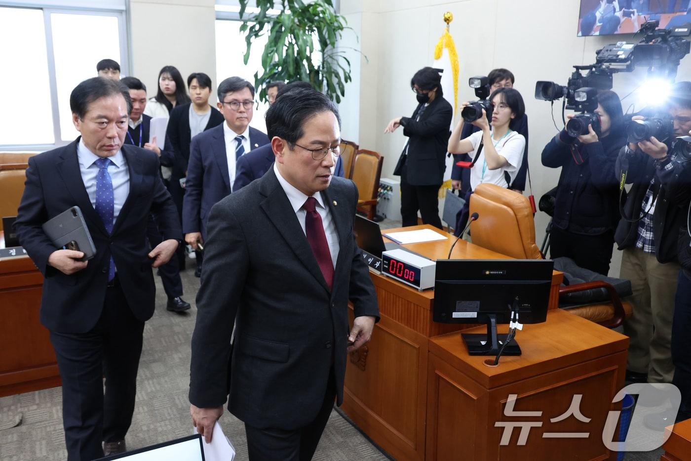 본문 이미지 - 정태호 더불어민주당 간사와 박수영 국민의힘 간사가 지난 19일 서울 여의도 국회에서 열린 재정경제기획위원회가 정회된 후 회의실을 나서고 있다. 2026.1.19/뉴스1 ⓒ News1 신웅수 기자