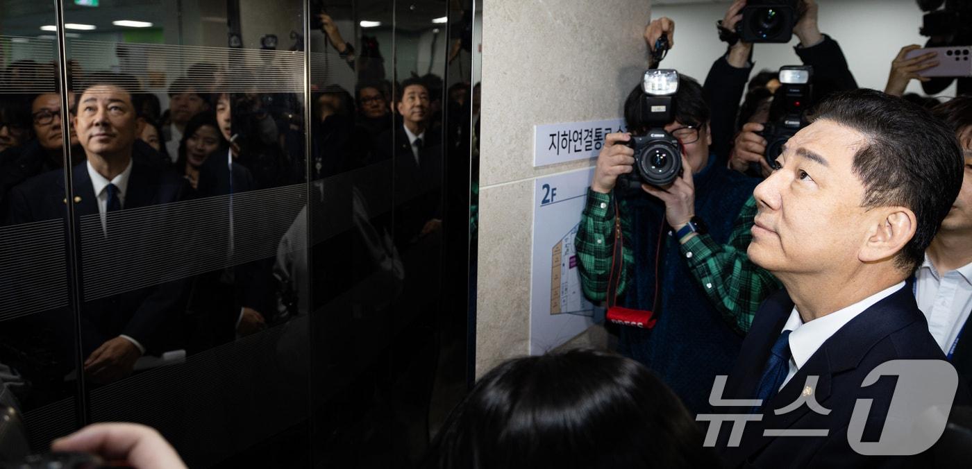 본문 이미지 - 김병기 더불어민주당 의원이 19일 서울 여의도 국회 소통관에서 당 윤리심판원의 제명 결정에 대한 입장을 밝히는 기자회견을 마치고 지하주차장으로 이동하고 있다. 2026.1.19/뉴스1 ⓒ News1 유승관 기자