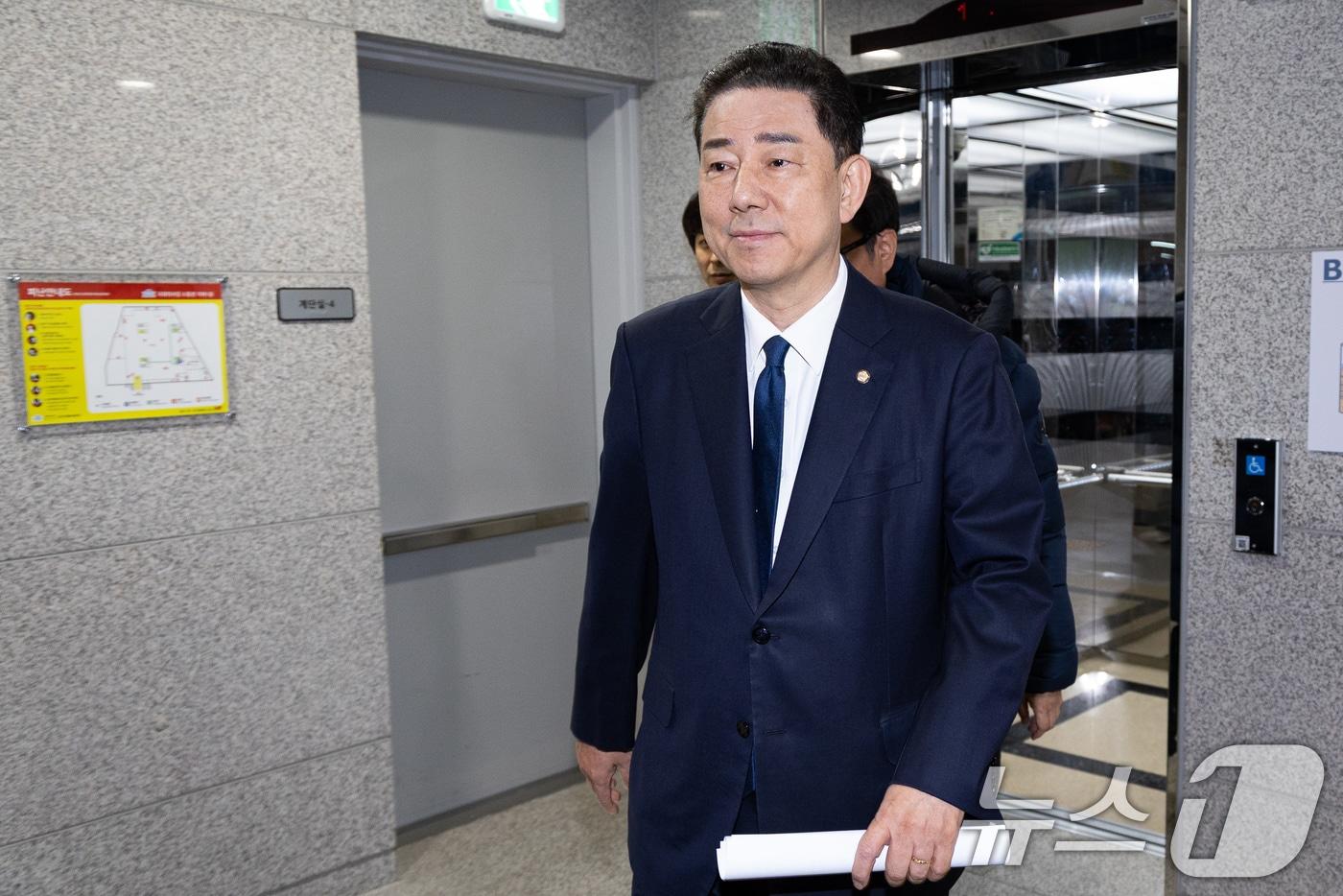 본문 이미지 - 김병기 더불어민주당 의원이 19일 서울 여의도 국회 소통관에서 당 윤리심판원의 제명 결정에 대한 입장을 밝히는 기자회견을 마치고 지하주차장으로 이동하고 있다. 2026.1.19/뉴스1 ⓒ News1 유승관 기자