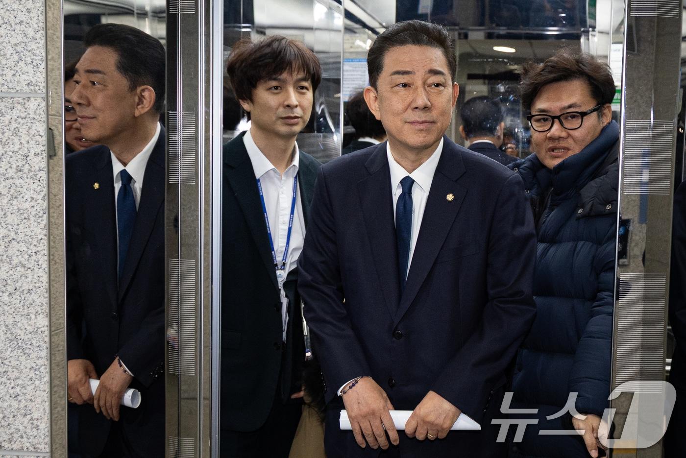 본문 이미지 - 김병기 더불어민주당 의원이 19일 서울 여의도 국회 소통관에서 당 윤리심판원의 제명 결정에 대한 입장을 밝히는 기자회견을 마치고 지하주차장으로 이동하고 있다. 2026.1.19/뉴스1 ⓒ News1 유승관 기자