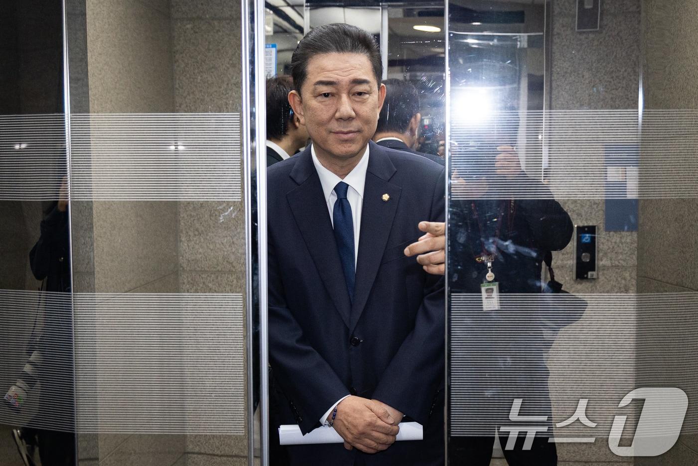 본문 이미지 - 김병기 더불어민주당 의원이 19일 서울 여의도 국회 소통관에서 당 윤리심판원의 제명 결정에 대한 입장을 밝히는 기자회견을 마치고 지하주차장으로 이동하고 있다. 2026.1.19/뉴스1 ⓒ News1 유승관 기자