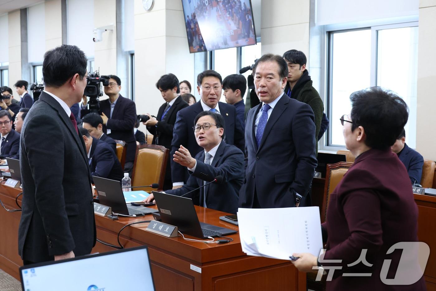 본문 이미지 - 정태호 더불어민주당 간사와 박수영 국민의힘 간사가 19일 서울 여의도 국회에서 열린 재정경제기획위원회가 정회된 후 대화하고 있다. 2026.1.19/뉴스1 ⓒ News1 신웅수 기자