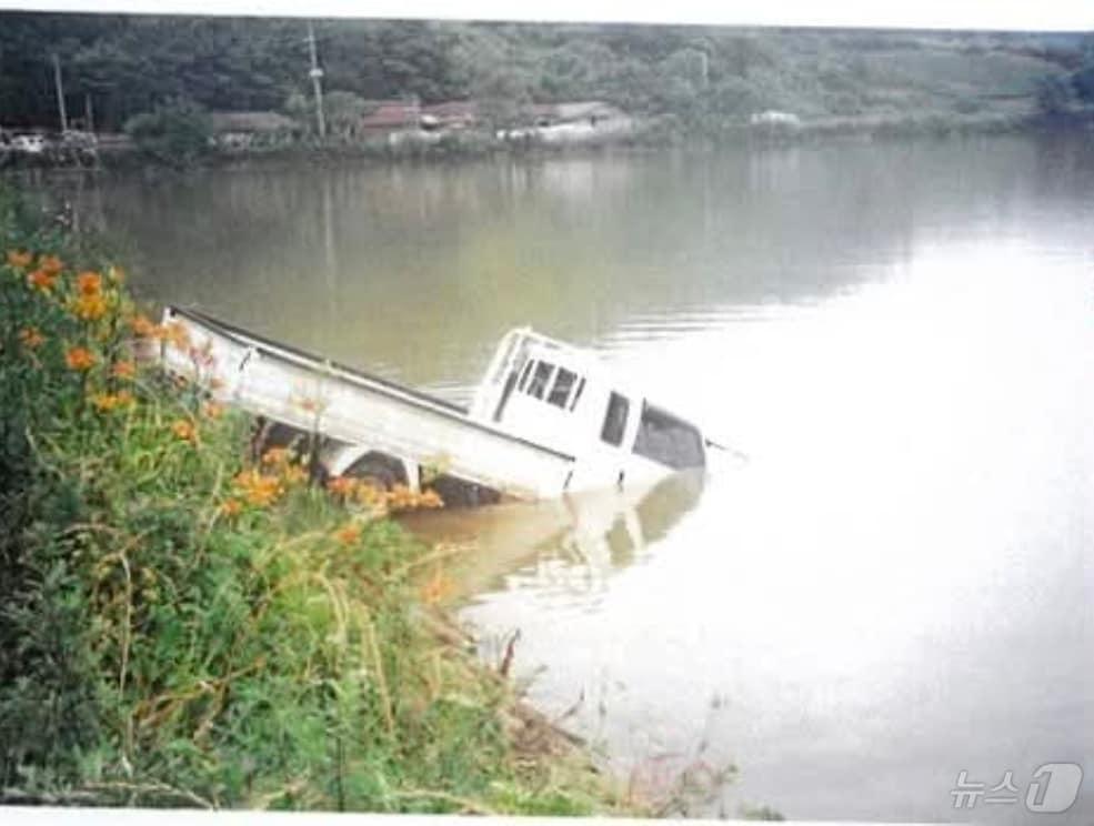 본문 이미지 - 지난 2003년 전남 진도군 명금저수지(현재 송정저수지)에 추락한 사고 차량이 인양되는 모습. 2026.1.19/뉴스1 ⓒ News1 최성국 기자