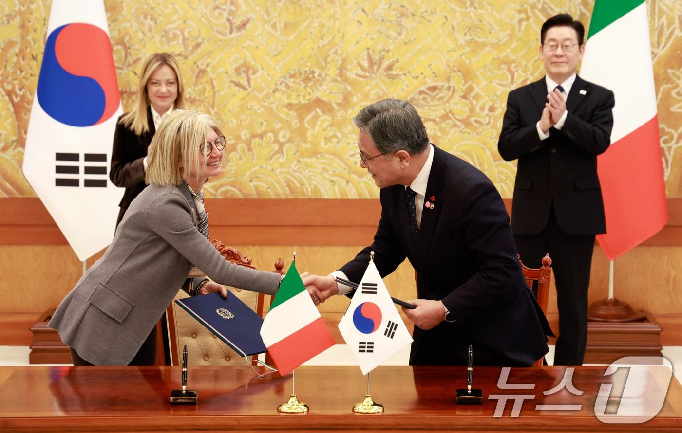 본문 이미지 - 이재명 대통령과 조르자 멜로니 이탈리아 총리가 참석한 가운데 19일 청와대에서 허민 국가유산청장과 에밀리아 가또 주한이탈리아대사가 문화유산 및 경관 보호 양해각서 협약식을 하고 있다. 2026.1.19/뉴스1 ⓒ News1 이재명 기자