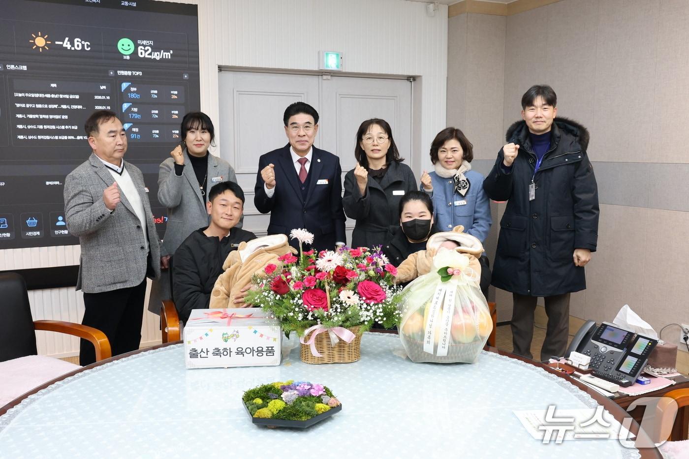 본문 이미지 - 계룡시는 19일 시청 집무실에서 ‘2026년 새해둥이 탄생 이벤트’를 열었다. (계룡시 제공.재판매 및 DB 금지)/뉴스1