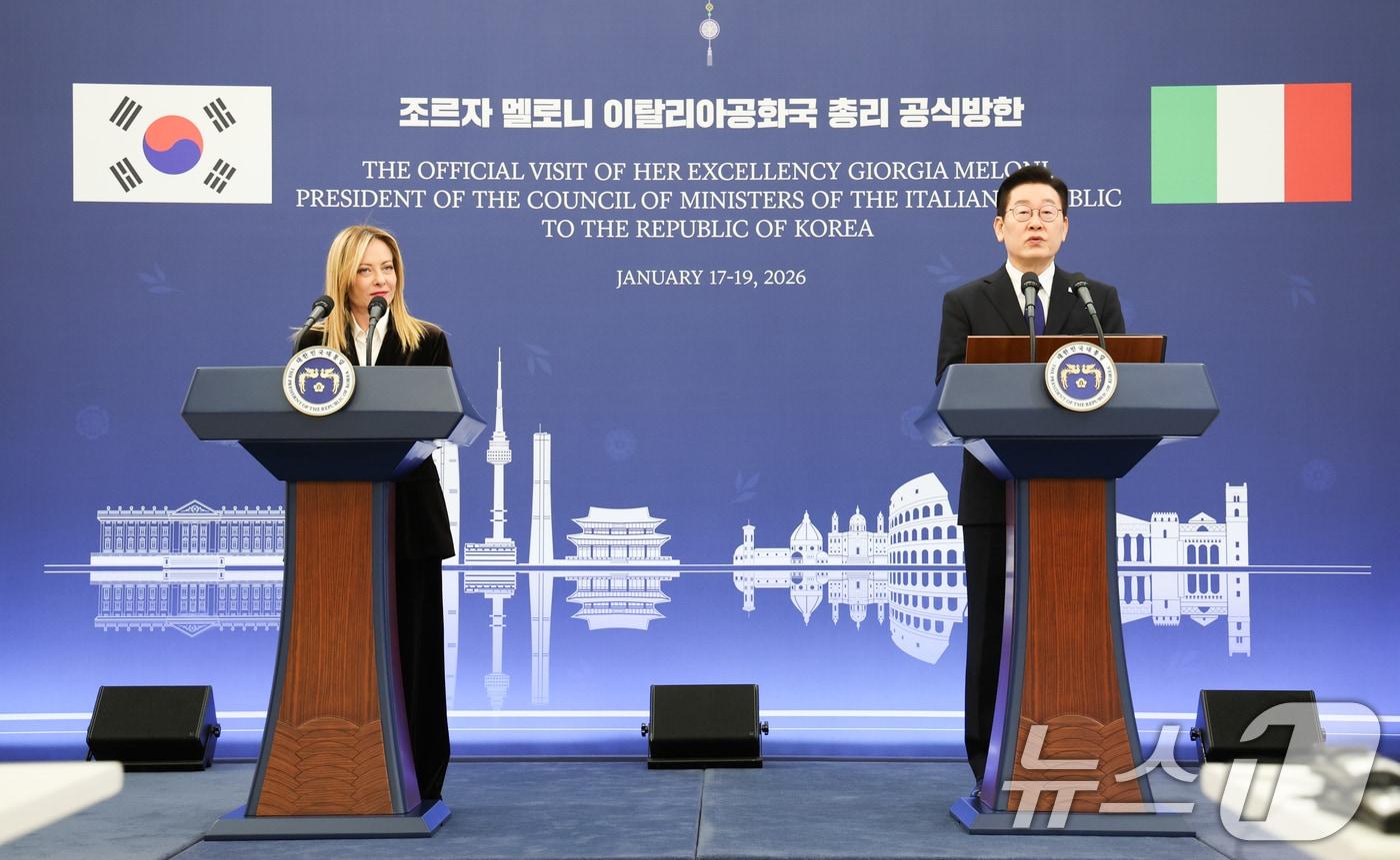 본문 이미지 - 이재명 대통령과 조르자 멜로니 이탈리아 총리가 19일 청와대에서 정상회담 후 공동언론발표를 하고 있다. 2026.1.19/뉴스1 ⓒ News1 이재명 기자