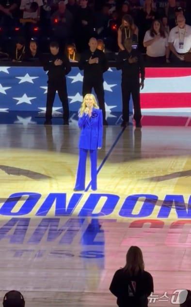 본문 이미지 - 18일(현지시간) 영국 런던에서 열린 미국프로농구(NBA) 경기에 앞서 배우 겸 가수인 바네사 윌리엄스가 미국 국가를 부르고 있다. (출처=엑스) 2025.1.18./뉴스1