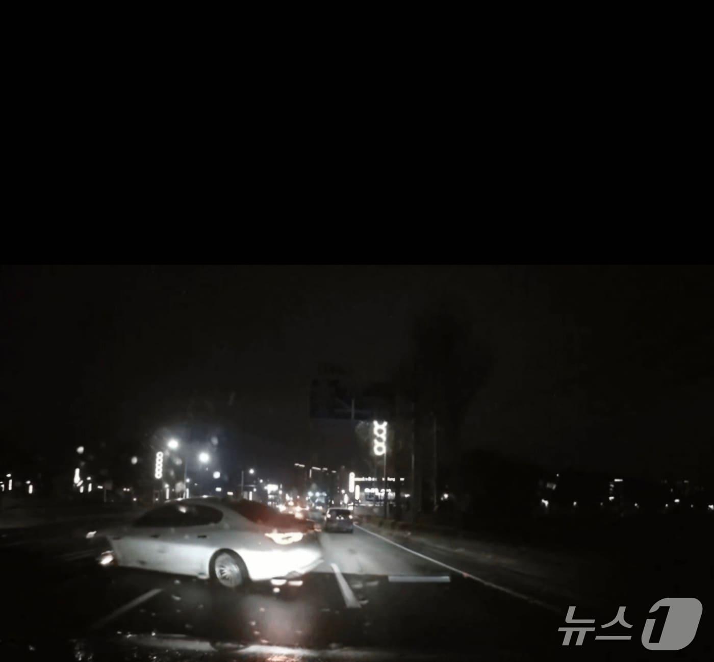 본문 이미지 - 18일 강릉 교동 만취운전 사고 현장.(독자제공, 재판매 및 DB 금지) 2026.1.19/뉴스1