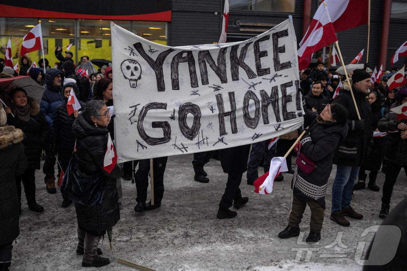 본문 이미지 - 17일(현지 시각) 그린란드 누크에서 시민들이 "양키 고 홈＂이라는 피켓을 들고 반미 시위를 하고 있다. ⓒ 로이터=뉴스1 ⓒ News1 박형기 기자