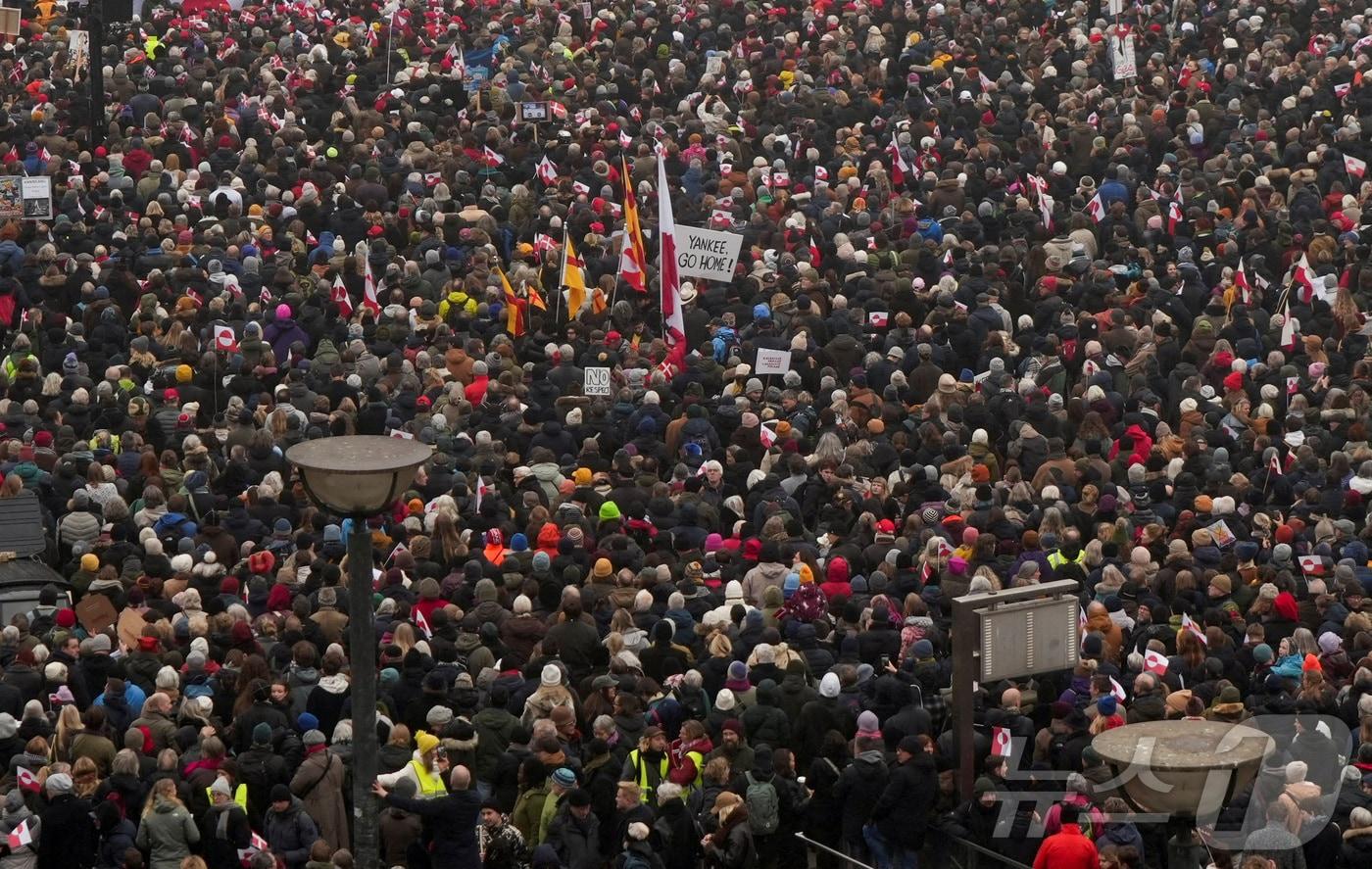 본문 이미지 - 17일(현지 시각) 덴마크 수도 코펜하겐에서 대규모 반미 시위가 열리고 있다. ⓒ 로이터=뉴스1 ⓒ News1 박형기 기자
