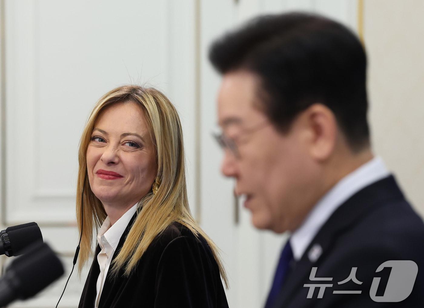 본문 이미지 - 지난 1월 방한 당시 조르자 멜로니 이탈리아 총리가 청와대에서 열린 정상회담 후 공동언론발표에서 이재명 대통령의 발언을 경청하고 있다. 2026.1.19 ⓒ 뉴스1 이재명 기자