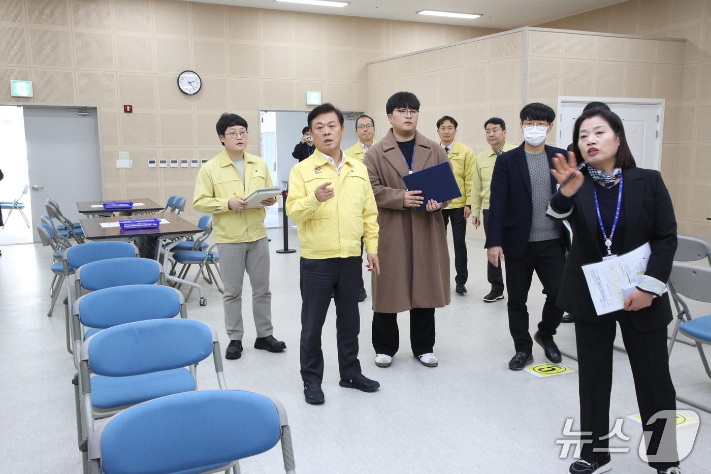 본문 이미지 - 19일 전북 정읍시의 민생회복지원금 지급이 시작된 가운데 이학수 시장이 관내 행정복지센터를 찾아 현장 상황을 점검하고 있다.(정읍시 제공. 재판매 및 DB금지)/뉴스1  