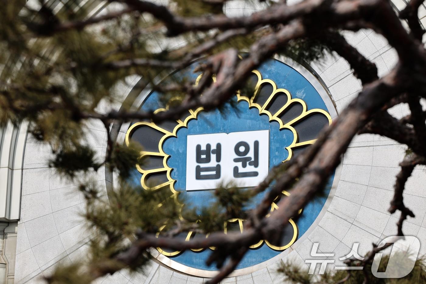 본문 이미지 - 서울중앙지법은 19일 오후 전체 판사회의를 열고 내란·외환전담재판부 구성 기준과 가동 시점 등을 추가로 논의한다. 사진은 이날 서울중앙지법의 모습. 2026.1.19/뉴스1 ⓒ News1 김도우 기자