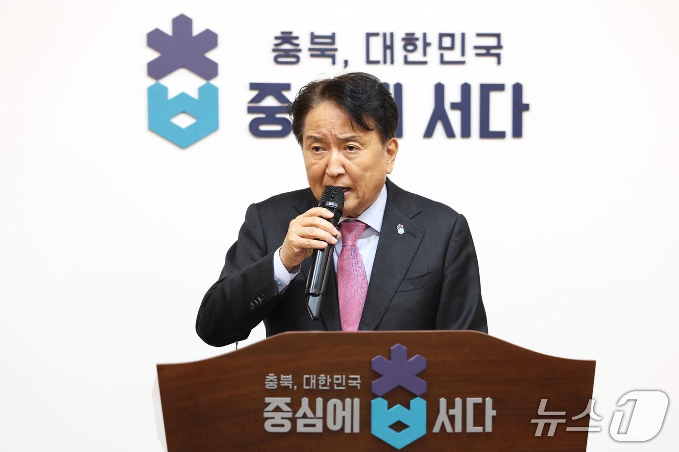 본문 이미지 - 김영환 충북지사가 19일 도청 브리핑룸에서 대전충남 통합과 관련한 대응 방안 브리핑을 하고 있다. (충북도 제공. 재판매 및 DB금지)