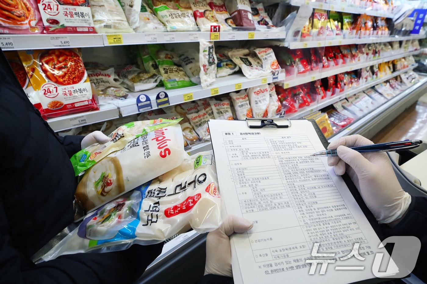 본문 이미지 - 설 명절 전 성수 식품 위생점검 모습.(사진은 기사 내용과 무관함) / 뉴스1