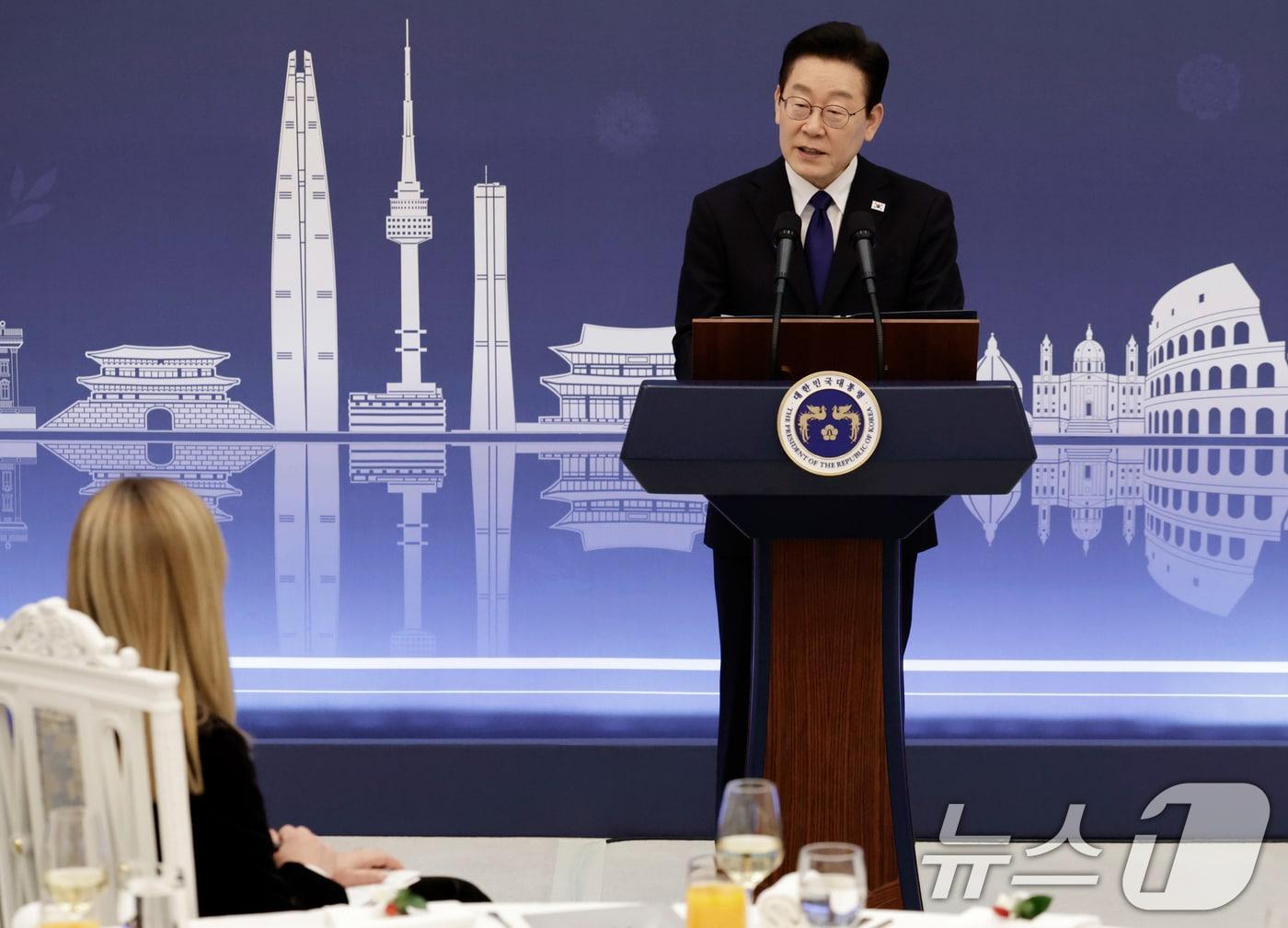 본문 이미지 - 이재명 대통령이 19일 청와대에서 열린 조르자 멜로니 이탈리아 총리 공식 오찬에서 환영사를 하고 있다. 2026.1.19/뉴스1 ⓒ News1 이재명 기자