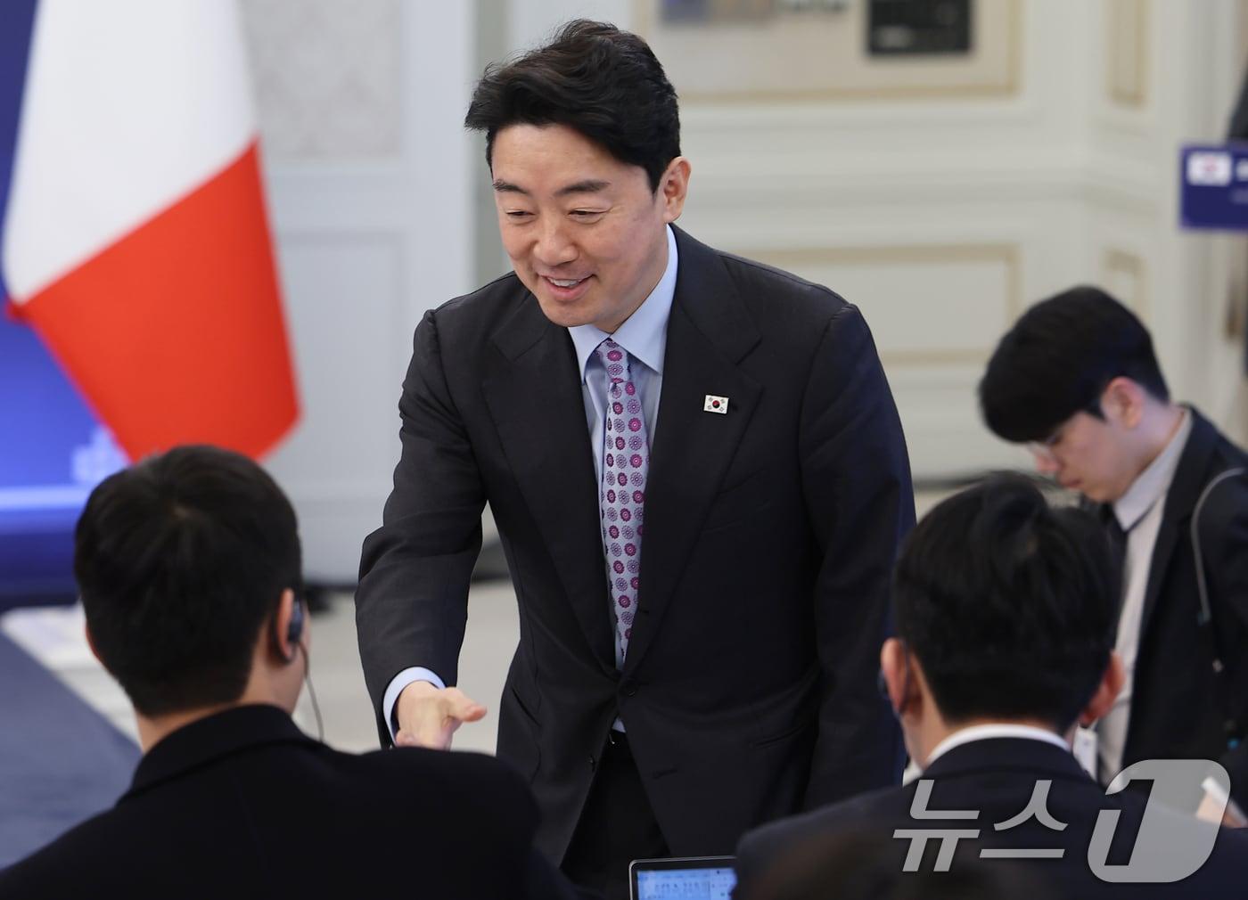 본문 이미지 - 강훈식 비서실장이 19일 청와대에서 열린 조르자 멜로니 이탈리아 총리 공식 오찬에서 취재진과 인사하고 있다. 2026.1.19/뉴스1 ⓒ News1 이재명 기자