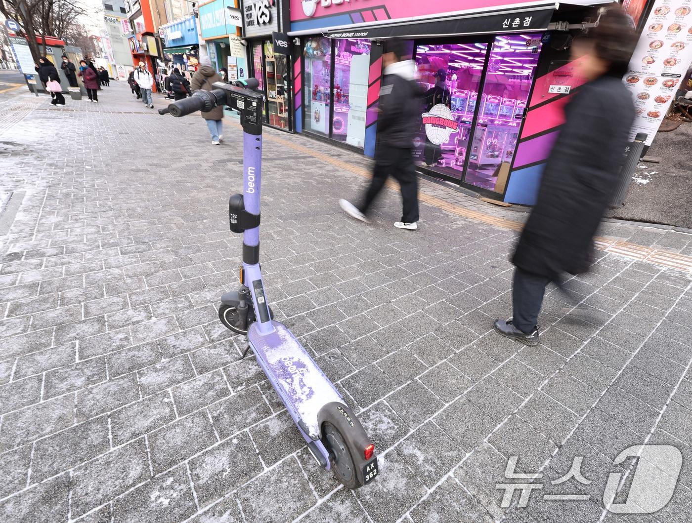 본문 이미지 - 19일 서울 서대문구 신촌거리 한복판에 전동킥보드가 세워져 있다. 2026.1.19 ⓒ 뉴스1 구윤성 기자