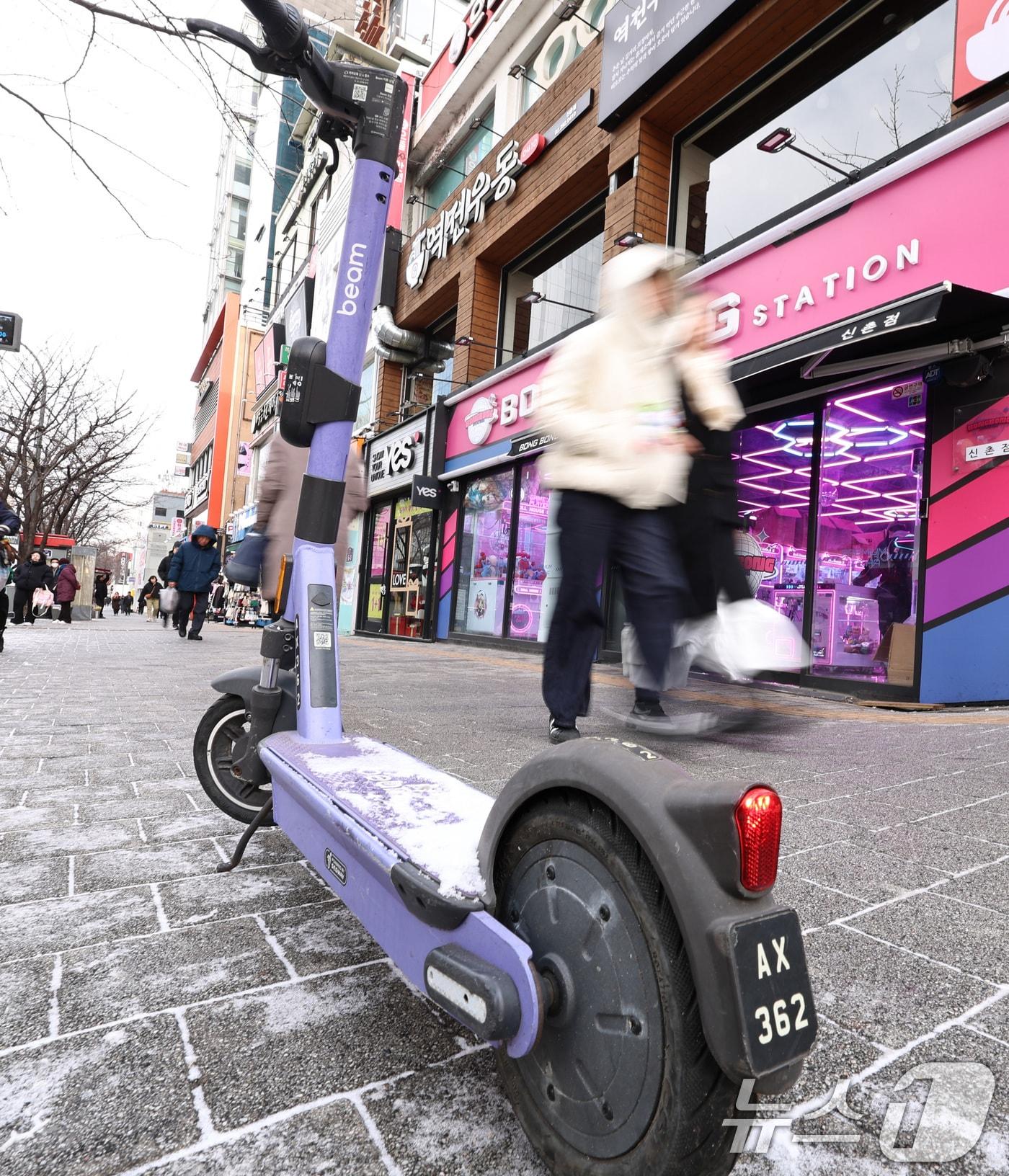 본문 이미지 - 거리 한복판에 전동킥보드가 세워져 있다.  2026.1.19/뉴스1 ⓒ News1 구윤성 기자