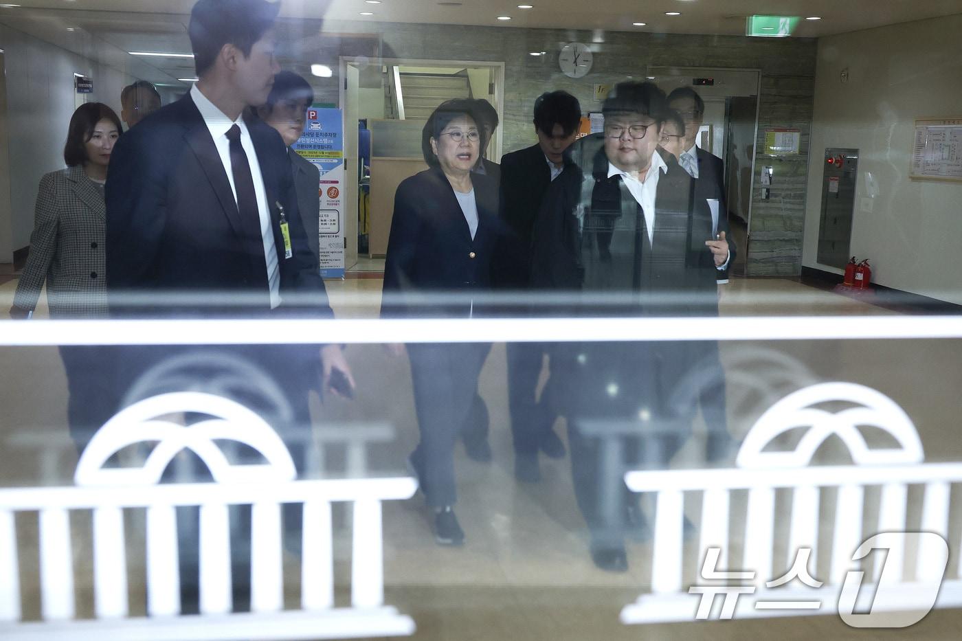 본문 이미지 - 이혜훈 기획예산처 장관 후보자가 19일 서울 여의도 국회에서 자신의 인사청문회 출석 대기를 위해 대기실로 향하고 있다. 2026.1.19/뉴스1 ⓒ News1 신웅수 기자