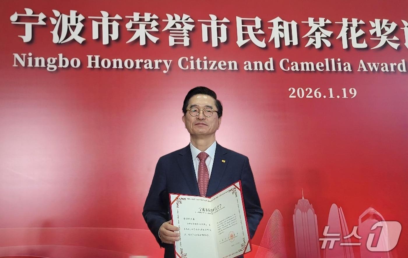 본문 이미지 - 중국 닝보시 명예시민 인증서를 받고 기념촬영하는 정현민 부산상의 상근부회장 (부산상의 제공. 재판매 및 DB금지)