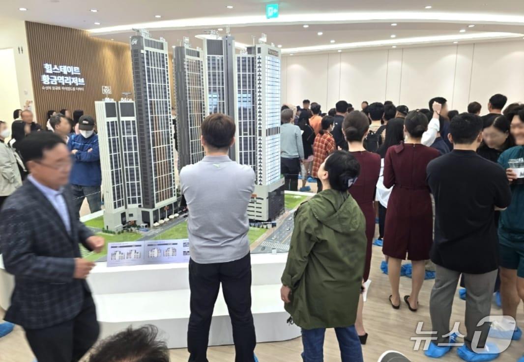 본문 이미지 - 대구의 민간아파트 분양 가격이 4개월 만에 하락했다. 사진은 대구 수성구의 한 견본주택 모습.(뉴스1 자료, 재판매 및 DB 금지)