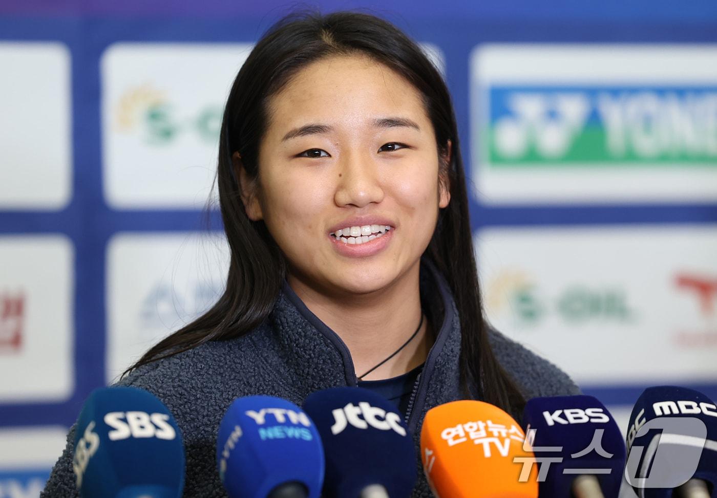 본문 이미지 - 인도 오픈 2연패를 거두고 돌아온 '배드민턴 여제' 안세영(24·삼성생명)이 19일 오후 인천국제공항을 통해 귀국해 소감을 밝히고 있다. 2026.1.19/뉴스1 ⓒ News1 오대일 기자