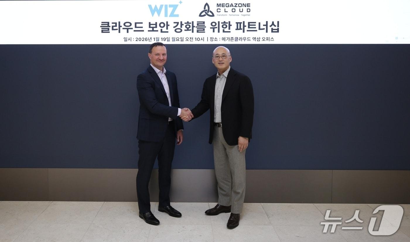 본문 이미지 - 염동훈 메가존클라우드 대표(오른쪽)와 달리 라직 위즈 대표 겸 COO가 기념사진을 찍고 있다.(메가존클라우드 제공)